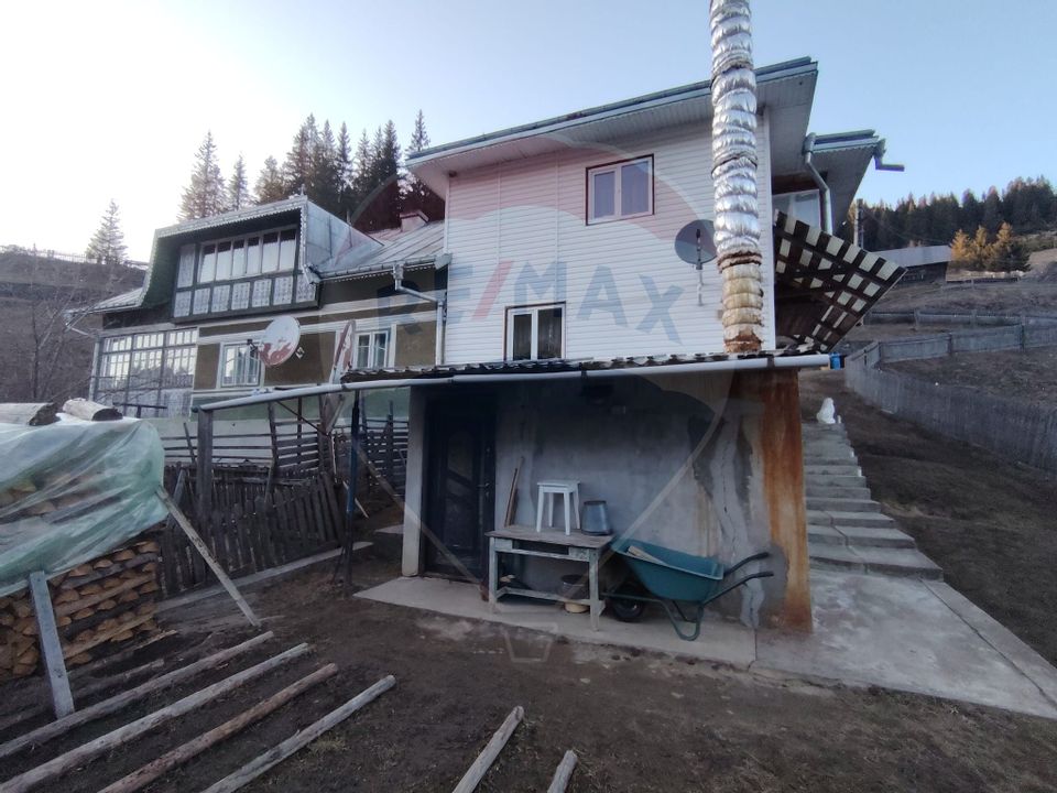 Case cu 7 camere de vânzare în comuna Panaci, sat Drăgoiasa.