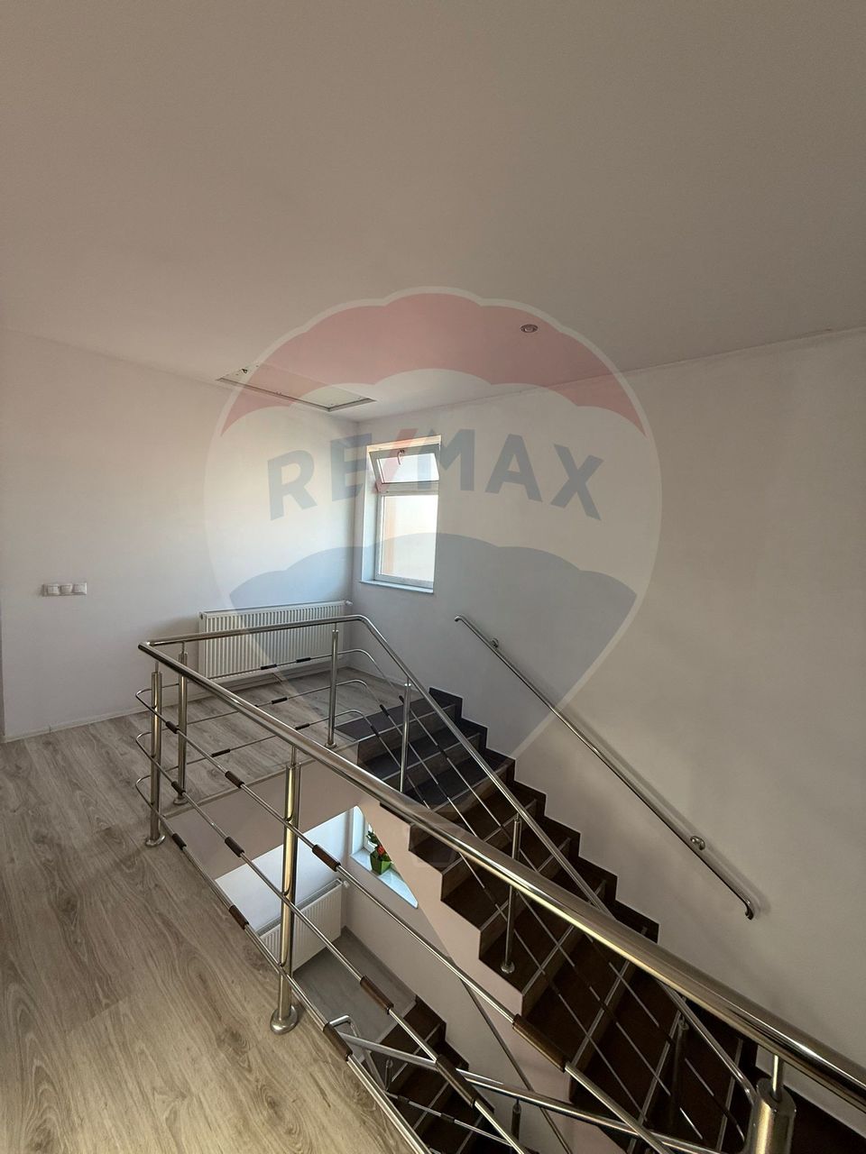 Casă / Vilă cu 9 camere de vânzare în zona 1 Mai