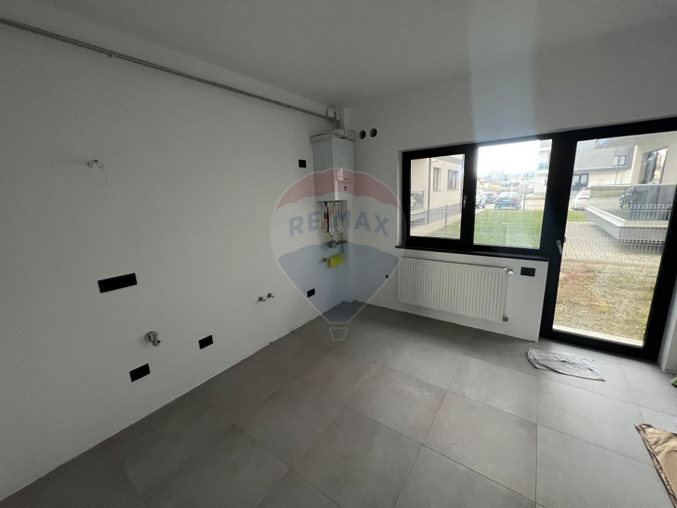 Apartament nou, 3 camere, curte proprie 50mp, de vânzare
