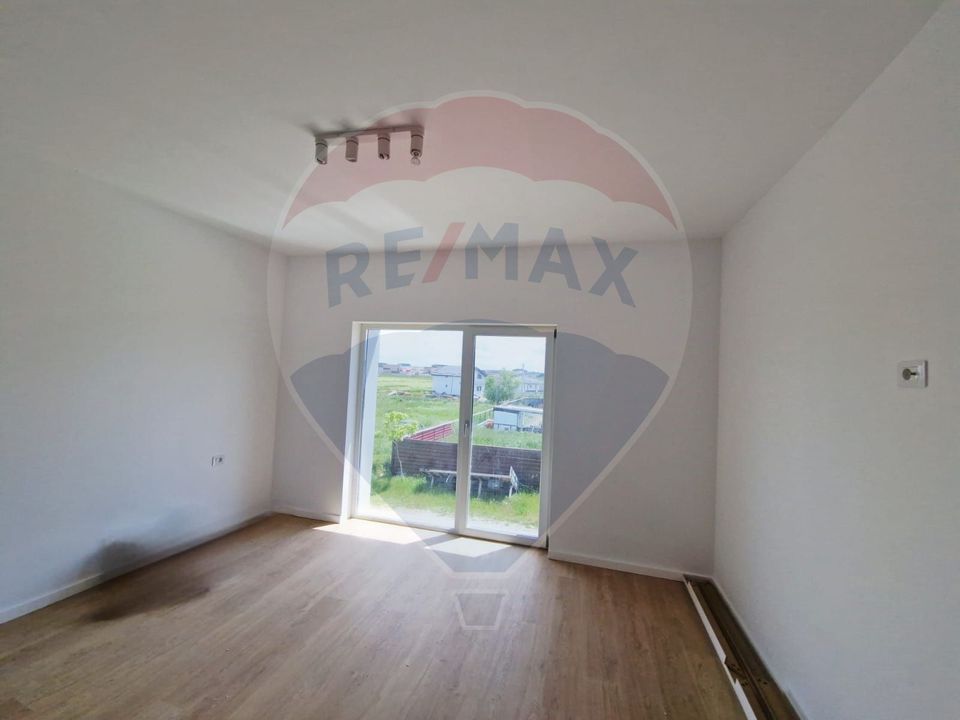 Casă / Vilă - 132,5 mp  , teren - 264 mp  / zona Cârcea