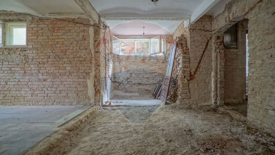 OFERTĂ REZERVATĂ! Casă renovabilă în Schei