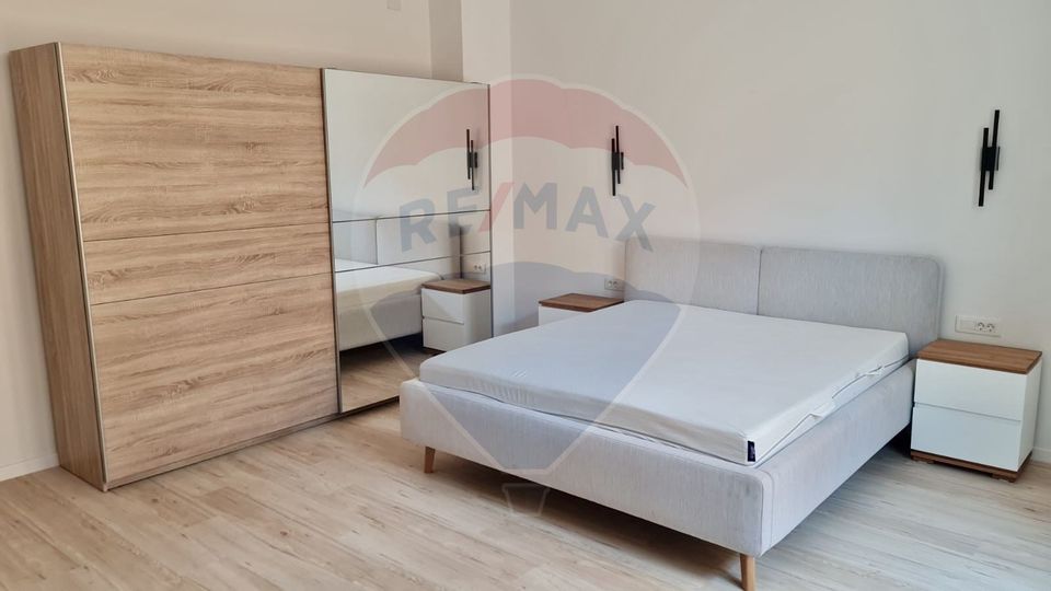 Apartam decomandat 2 cam la casa cu terasa, gradina - Pet Friendly