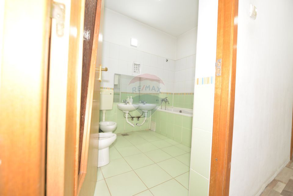 Spațiu comercial 13 camere de vanzare in Drumul Taberei Bdul Timisoara