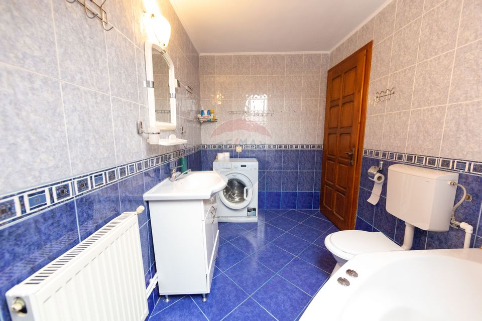 Casă spațioasă cu garaj dublu, foișor și curte amenajată