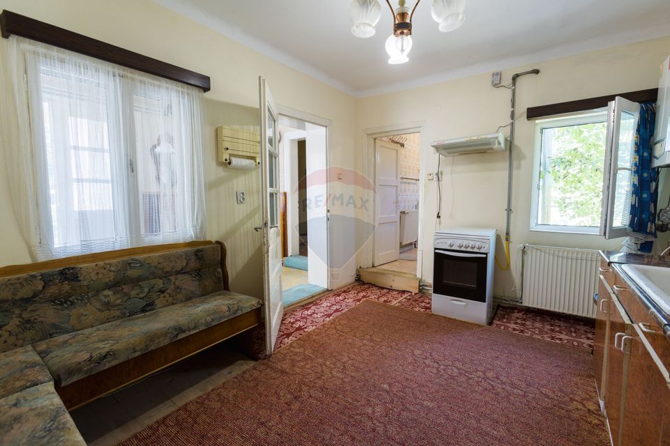 Doua Case de vanzare cu 5 camere + 3 camere,  stradal in Bran!