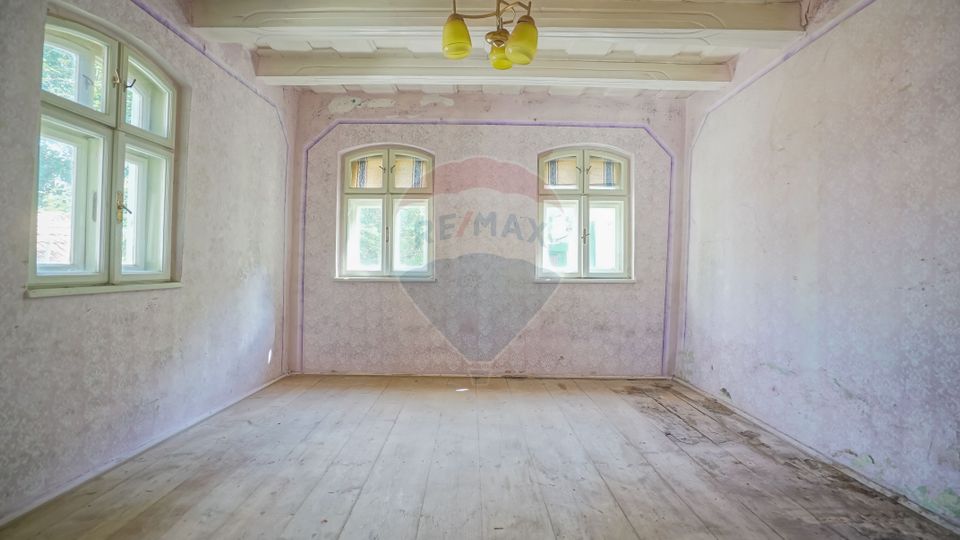 REZERVATĂ! Casă demolabilă cu teren și panoramă , în Șcheii Brașovului