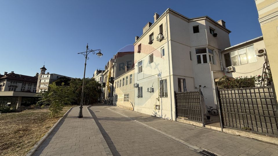 Duplex cu 9 camere de vânzare în zona Peninsula. D+P+E
