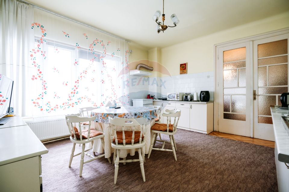 Apartament spațios cu grădină proprie într-o vilă interbelică renovată