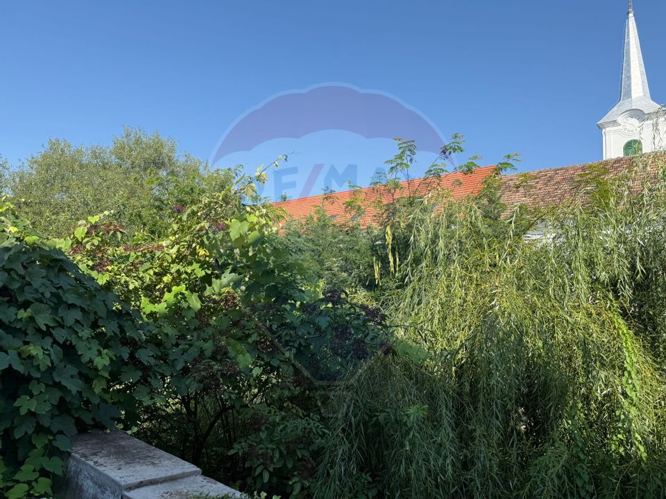 Casă insiruită cu 3 camere cu intrare și curte proprie în Centru Turda