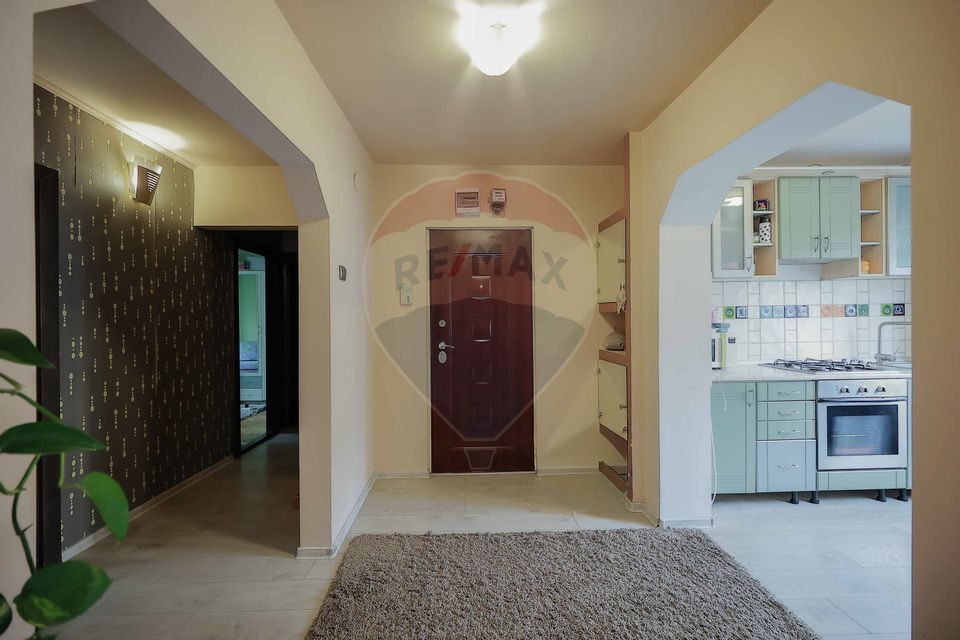 Apartament 3 camere de vânzare în zona Rogerius