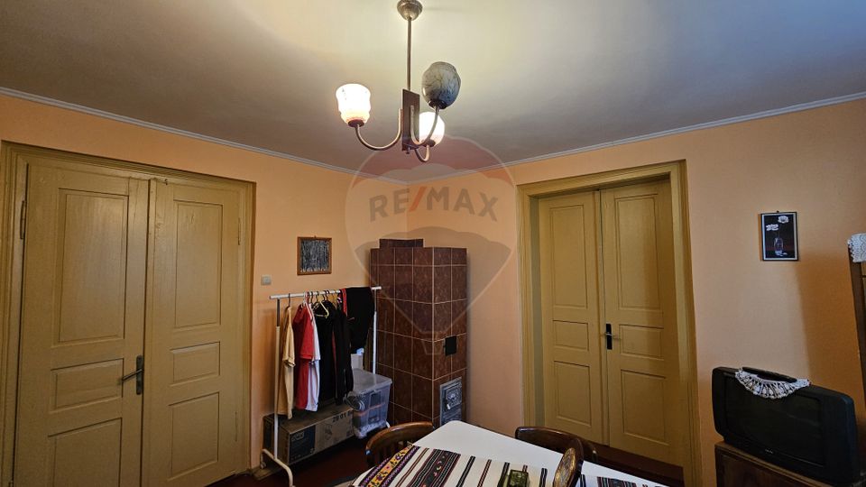 Casă / Vilă cu 3 camere de vânzare-Cacica-Suceava