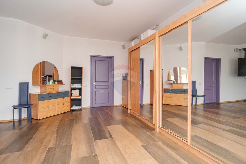 Casă / Vilă cu 10 camere, de vânzare. Todireni, Botoșani.