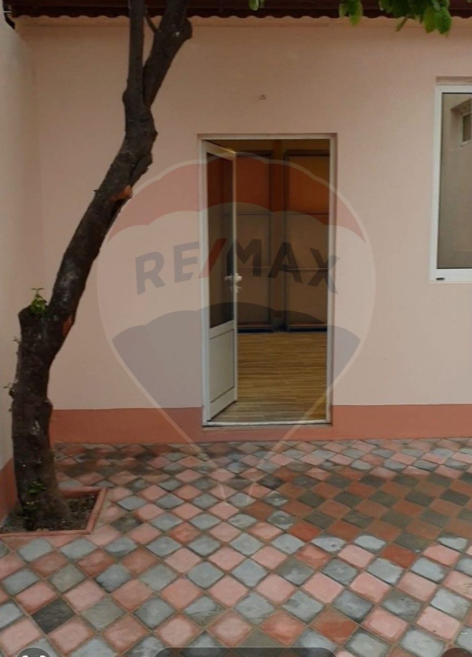 Casă cu două corpuri, ideală pentru firmă, Vitan