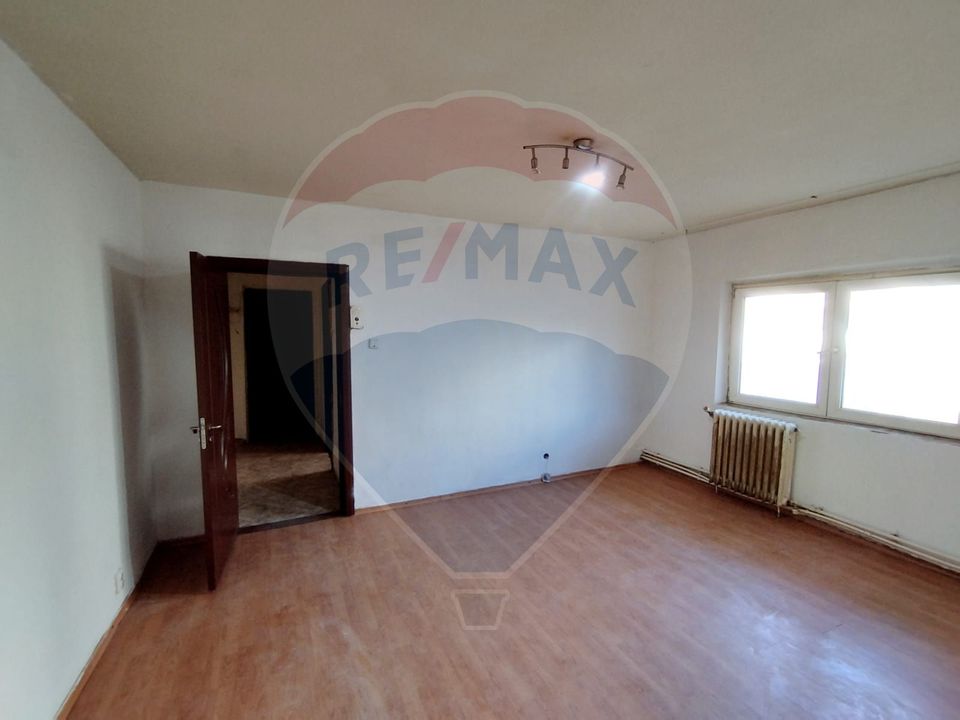 Apartament semidecomandat cu 2 camere, de vânzare, zona Republicii