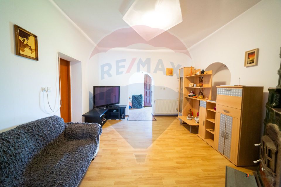 Casă cu 3 apartamente, piscină și 1000 mp teren, vânzare/schimb Turnu