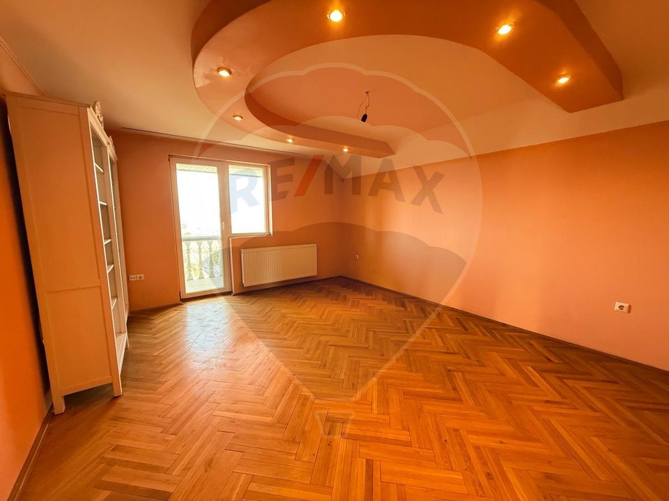 8 room House / Villa for sale