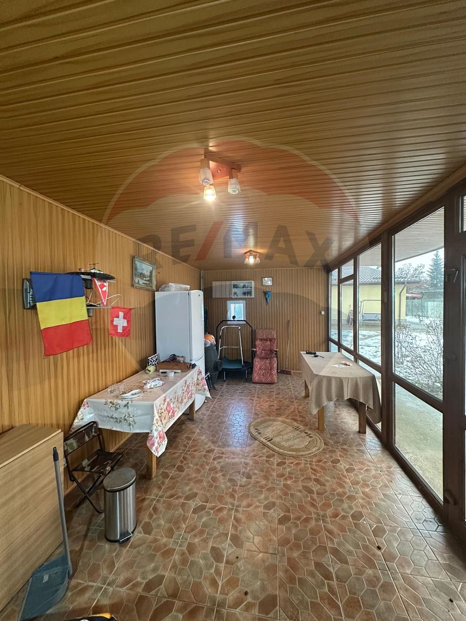 Casă spațioasă 6 camere, 2 băi, garaj spatios și terasă