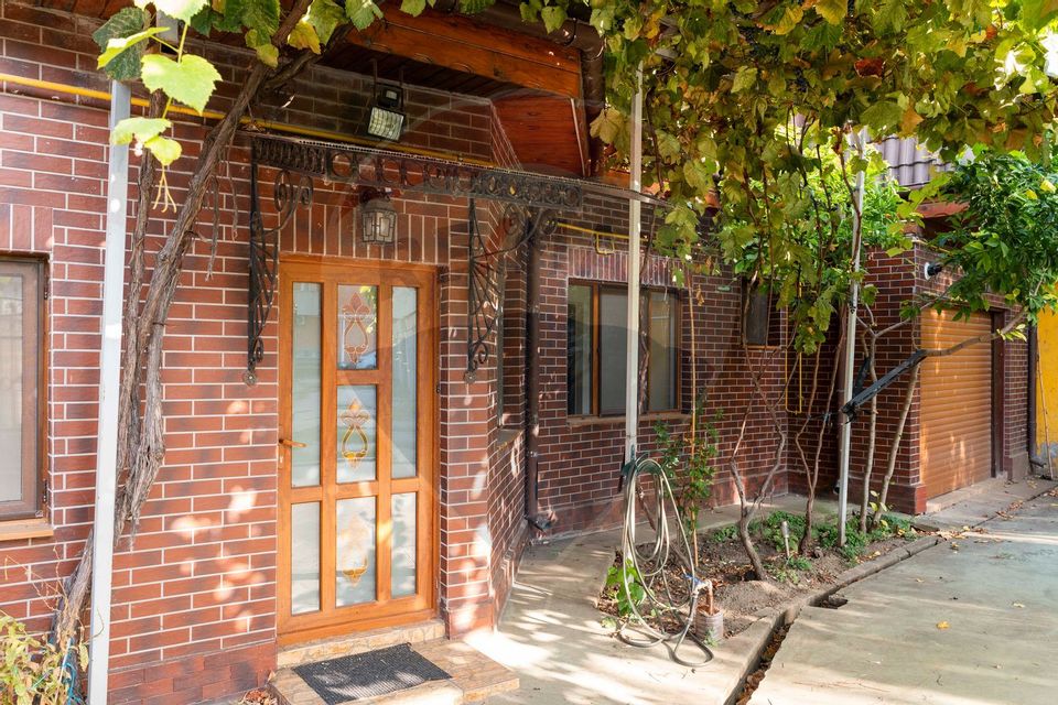 Casa 5 camere + spațiu comercial  zona centrala