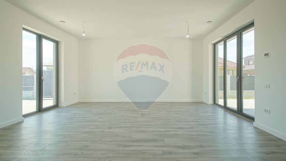 Casă  cu 5 camere de vânzare, Hălchiu