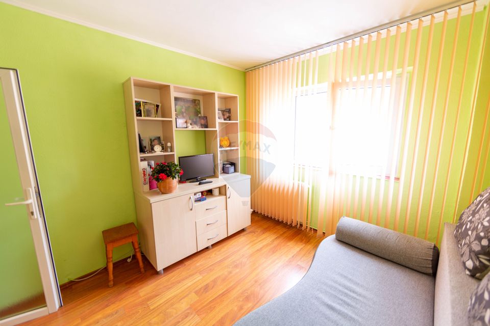 Spacious apartment for sale with 4 rooms, 2 bathrooms Răcădău