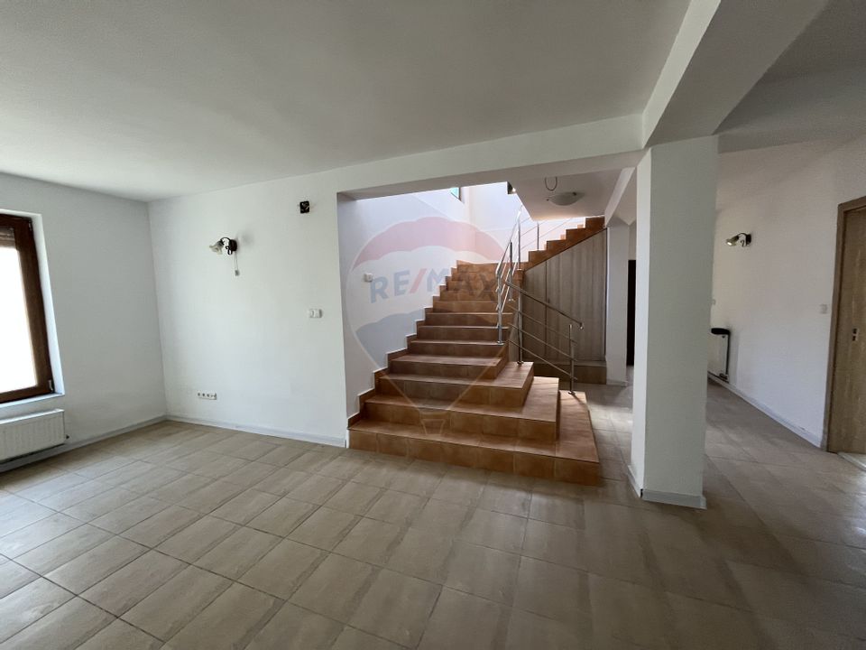 Casă cu 6 camere de vânzare în Pitești