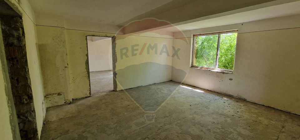 Apartamente, sediu de firma, spatii comerciale, in Com. Traian/Bacău