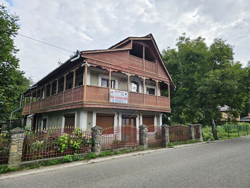 Casă solidă din cărămidă, mobilată, garaj, teren generos – Tarcău