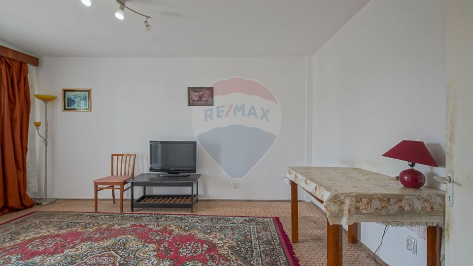 REZERVAT | Garsonieră decomandată | Zona Tractorul | De renovat