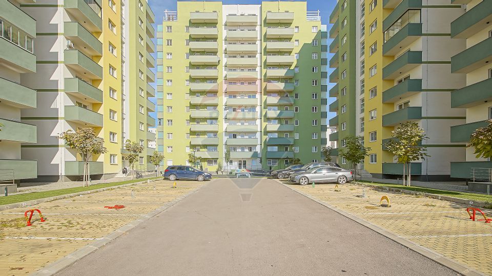 Apartament cu 2 camere și boxă de vânzare la Top City în Tractorul