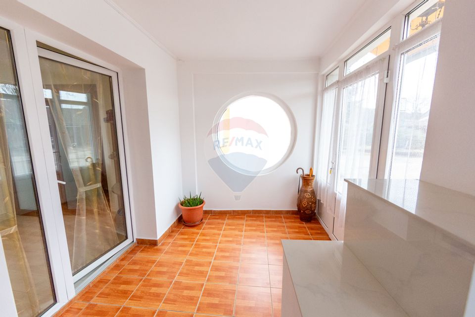 Casă spațioasă cu garaj dublu, foișor și curte amenajată