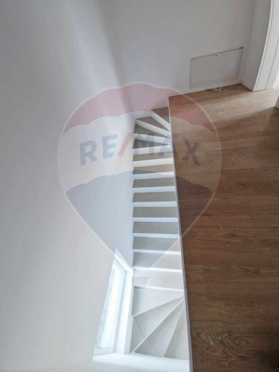 Casă / Vilă - 132,5 mp  , teren - 264 mp  / zona Cârcea