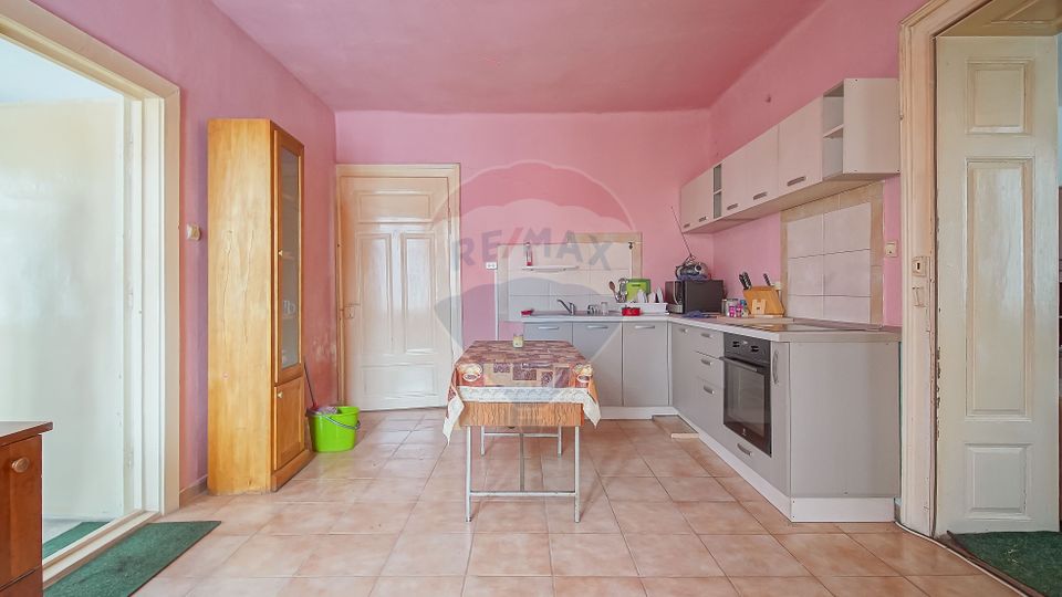 Casă de vânzare în centrul localității Prejmer, teren 5.055 mp!