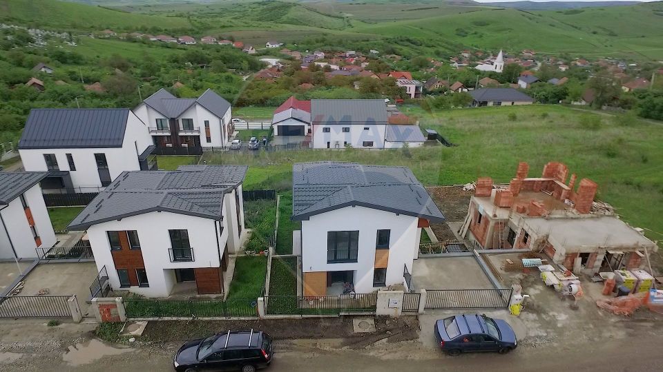 Casa individuala, arhitectura moderna, compartimentare eficienta