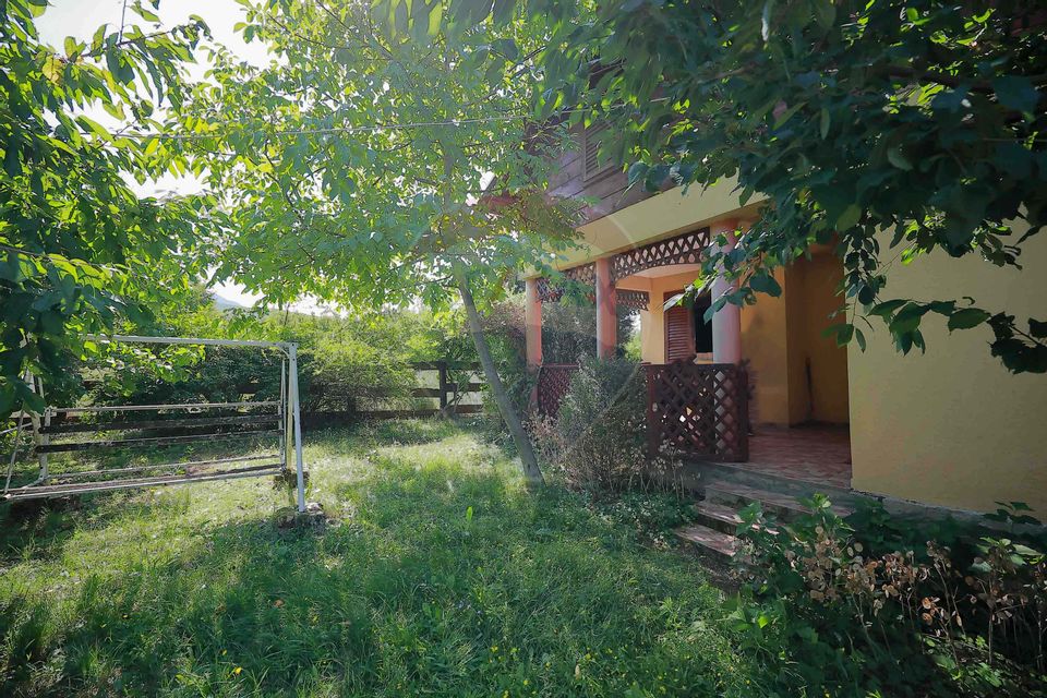 De vânzare Casǎ de Vacanțǎ cu 3 camere, teren 1146 mp, Budureasa