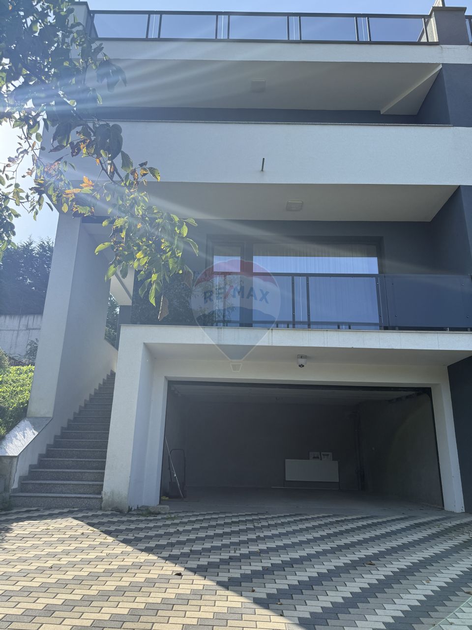 Casă / Vilă cu 4 camere de închiriat