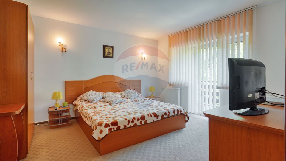 Casă / Vilă cu 8 camere de vânzare în zona Valea Rasnoavei