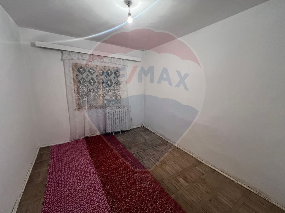 Apartament cu 4 camere de vânzare în zona Sud-Est