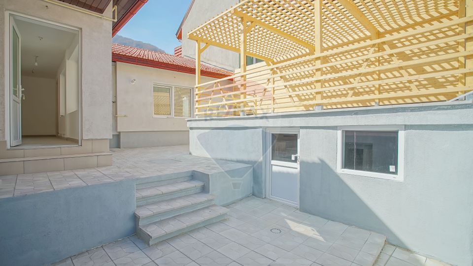 Casa renovată, cu garaj si teren de 679 mp, Scheii Brașovului
