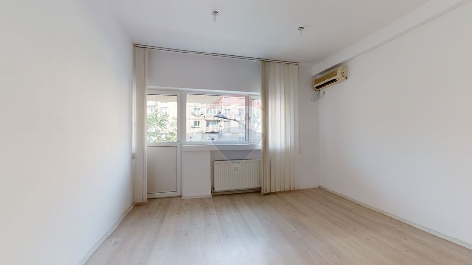 Inchiriez Apartament 4 camere in Piata Romana