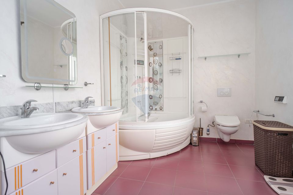 Casă / Vilă cu 10 camere, de vânzare. Todireni, Botoșani.