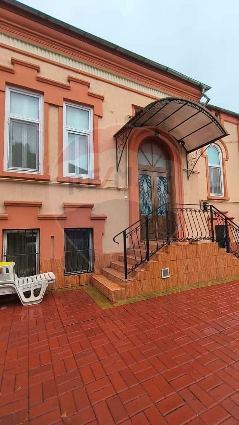 Casă cu piscină de vânzare în zona Piața Centrală Galați