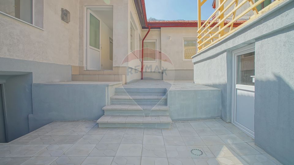 Casa renovată, cu garaj si teren de 679 mp, Scheii Brașovului