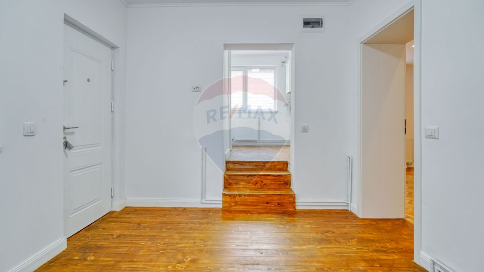 REZERVAT! Apartament generos, 6 camere, 3 băi, str Castelului