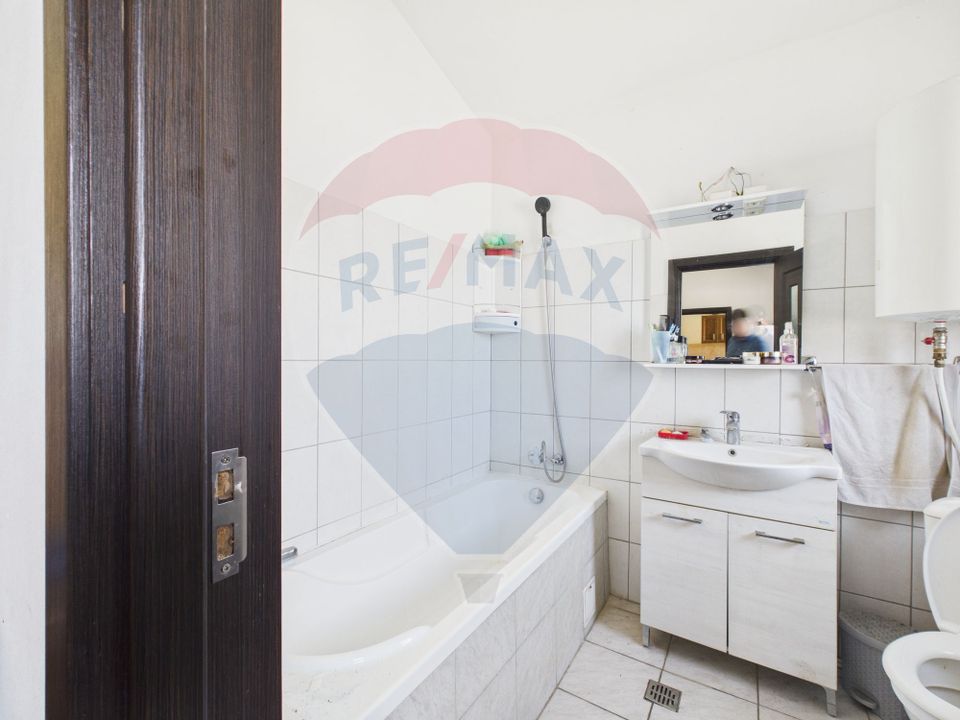 Vila Impunatoare multi-generationala cu Turnulet si Arhitectura Unica