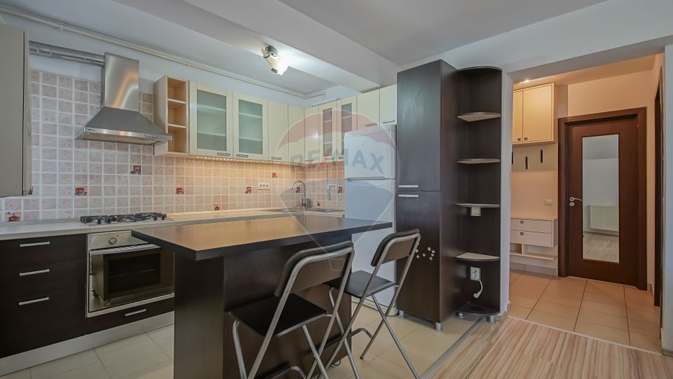 Apartament cu 3 camere de vânzare în zona Florilor