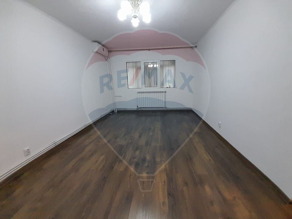 Apartament cu 3 camere de vânzare în zona Narcisa