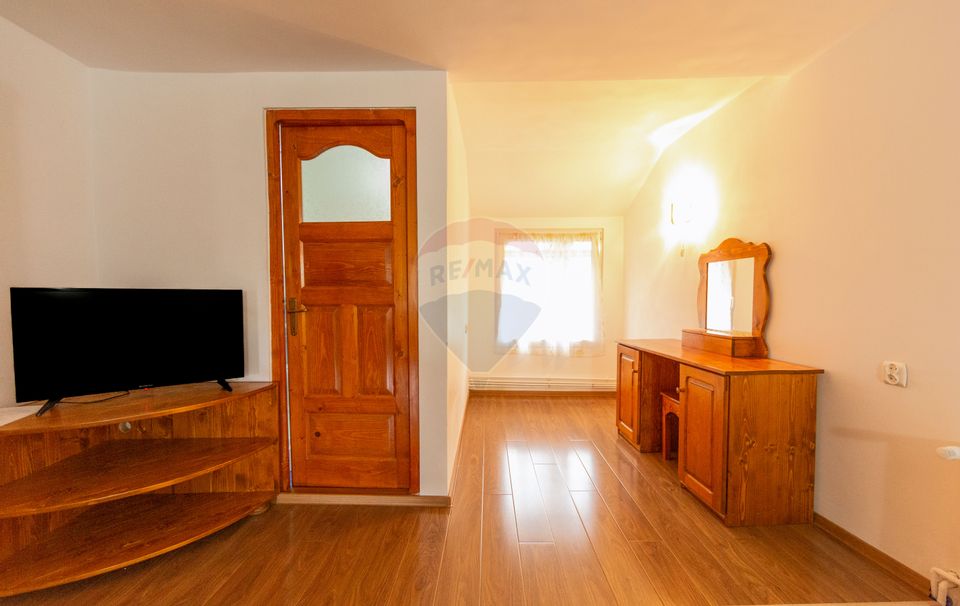 Casă spațioasă cu garaj dublu, foișor și curte amenajată