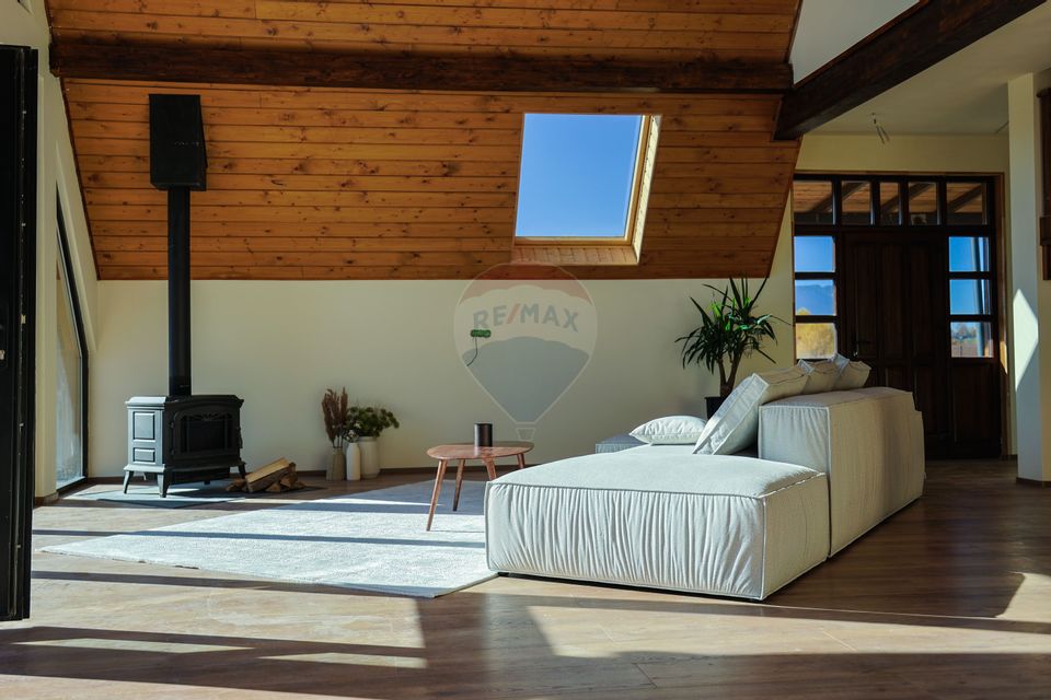 Vilă tip A-Frame, pe un platou montan, vedere panoramica catre Bucegi