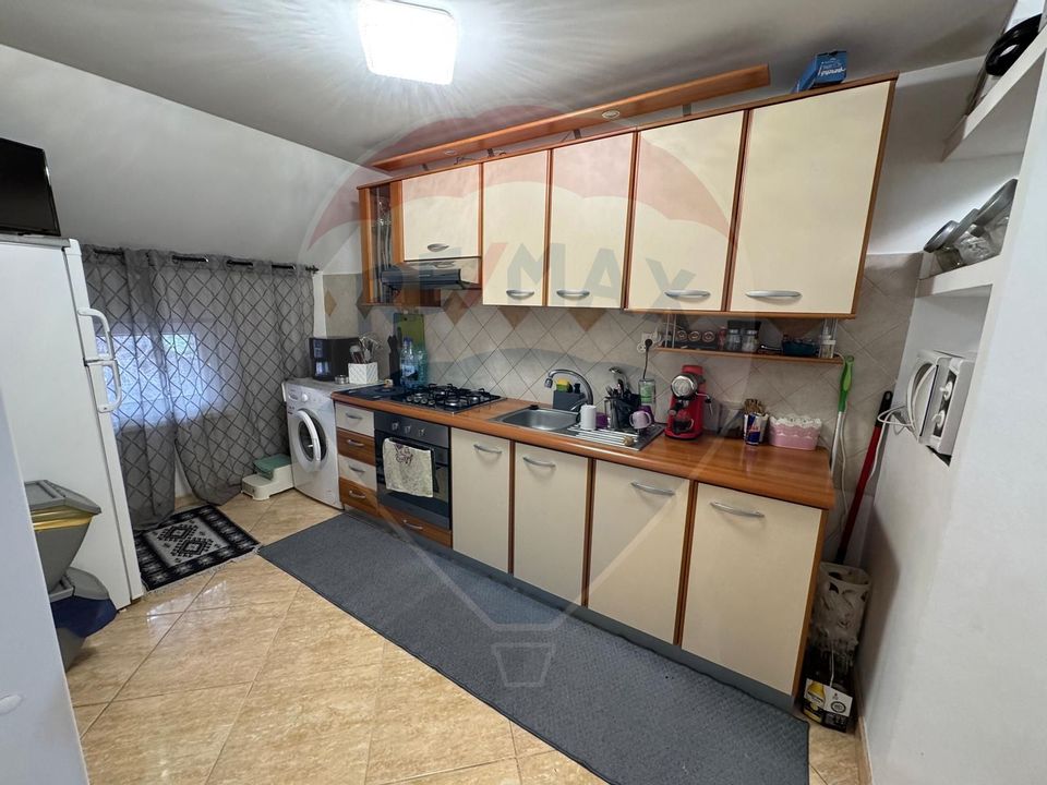 Casă / Vilă cu 8 camere de vânzare în zona Est