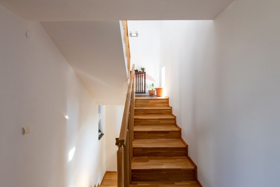 Vilă cu 7 camere de vânzare în zona Centrală Orașul  BUHUȘI